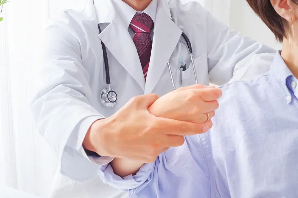Shoulder specialist examining a woman’s shoulder.