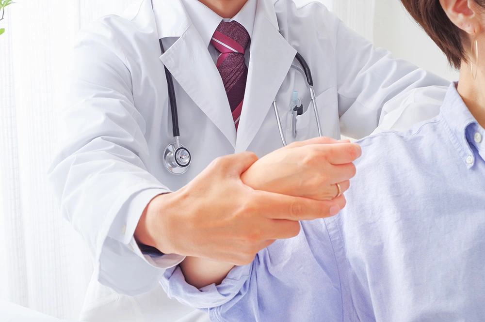 Shoulder specialist examining a woman’s shoulder.