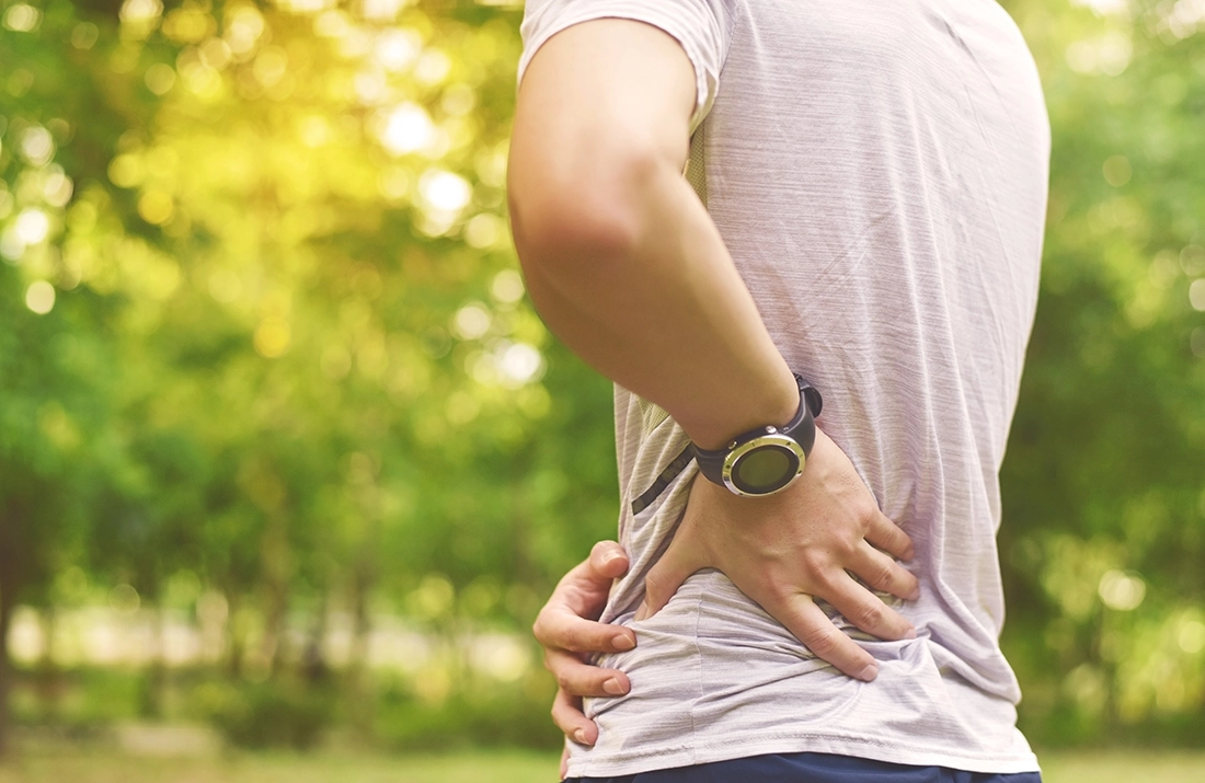 Tại sao hông của tôi lại đau khi đi bộ hoặc ngồi?