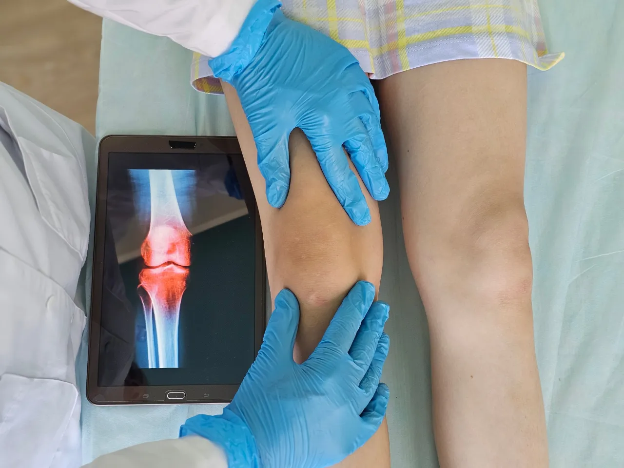 Doctor examining patient’s knee.