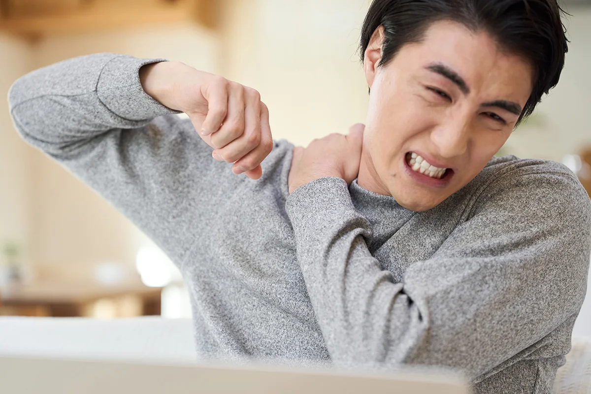 Man experiencing shoulder pain due to a rotator cuff tear