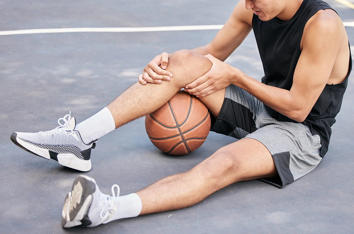 Basketballer with a sports injury affecting the knee
