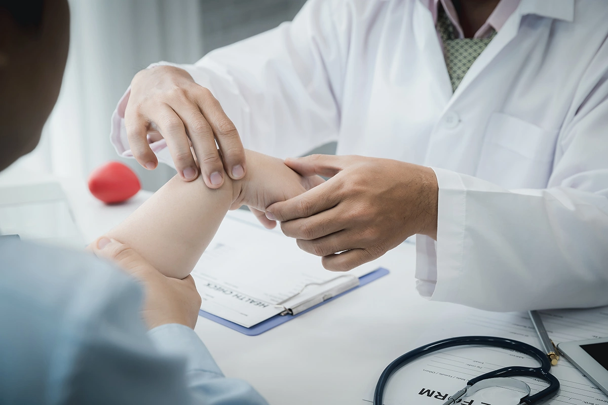 Orthopaedic specialist having consultation with patient